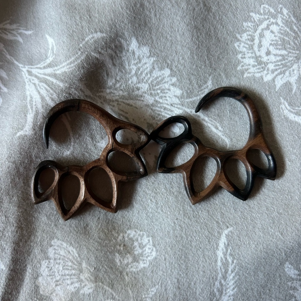 Wooden Claw-Shaped Earrings 6g Plugs